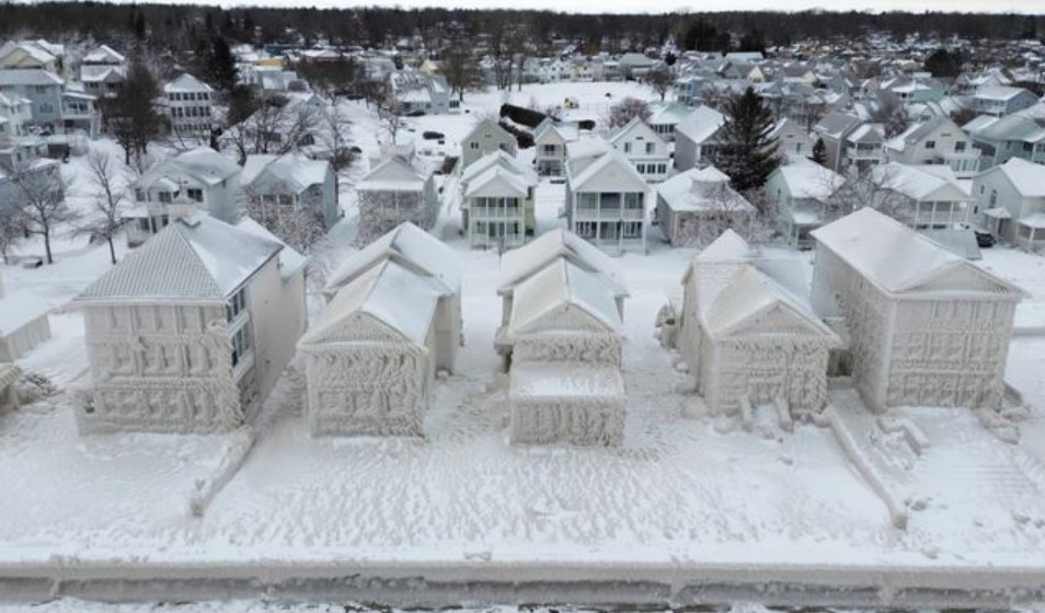 Stuhia e dëborës në SHBA mbulon shtëpitë në akull (Foto) Stuhia e dëborës në SHBA mbulon shtëpitë në akull (Foto)