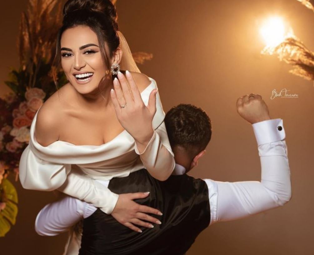 “Viti më i lumtur se kurrë” i Albina Këlmendit: Nga dasma me biznesmenin që e ndau nga gruaja me dy vajza tek fitorja e çuditëshme për në Eurovizion “Viti më i lumtur se kurrë” i Albina Këlmendit: Nga dasma me biznesmenin që e ndau nga gruaja me dy vajza tek fitorja e çuditëshme për në Eurovizion