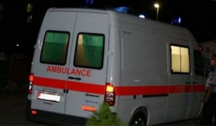 Prej disa orësh në komisariat! Nxirret me ambulancë nëna e Gert Shehut Prej disa orësh në komisariat! Nxirret me ambulancë nëna e Gert Shehut