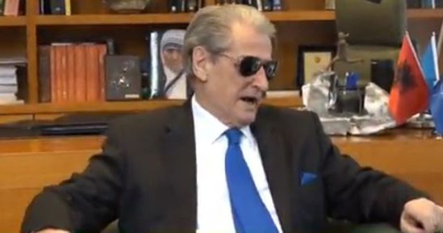 Berisha si Sadami, për herë të parë shfaqet me syze dielli në zyrë Berisha si Sadami, për herë të parë shfaqet me syze dielli në zyrë