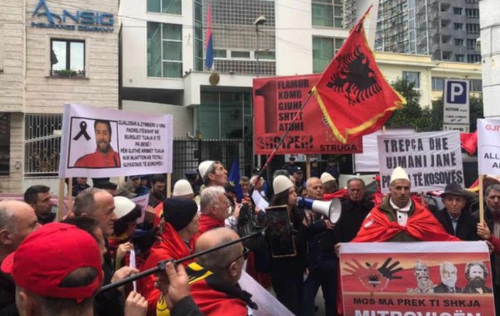 Sot shqiptarët e Maqedonisë së Veriut protestë para ambasadës serbe në Shkup Sot shqiptarët e Maqedonisë së Veriut protestë para ambasadës serbe në Shkup