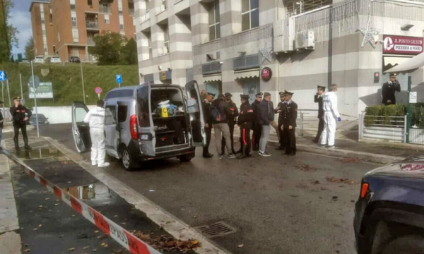 “Pashë një vajzë që vdiq në vend”! Tragjedia në Itali ndodhi në një agjenci menaxhimi pronash, flasin dëshmitarët: Shpëtova se u futa poshtë tavolinës “Pashë një vajzë që vdiq në vend”! Tragjedia në Itali ndodhi në një agjenci menaxhimi pronash, flasin dëshmitarët: Shpëtova se u futa poshtë tavolinës