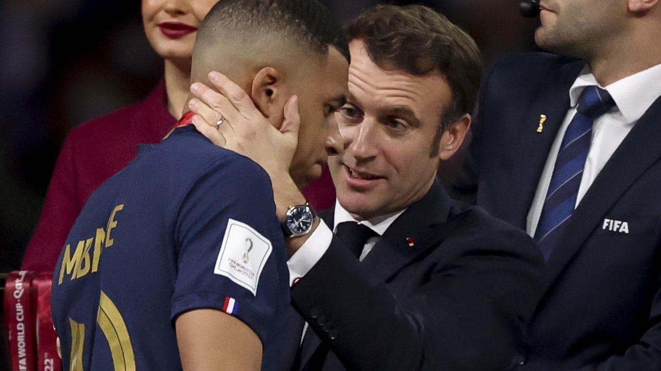 “Arrogant”! Presidenti francez “kryqëzohet” nga mediat pas shfaqjes në finalen e Botërorit: Macron u soll si monark mesjetar “Arrogant”! Presidenti francez “kryqëzohet” nga mediat pas shfaqjes në finalen e Botërorit: Macron u soll si monark mesjetar