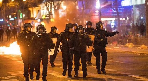Protesta të dhunshme në Paris pas vrasjes së aktivistëve, kurdët plagosin 5 efektivë policie gjatë përleshjeve Protesta të dhunshme në Paris pas vrasjes së aktivistëve, kurdët plagosin 5 efektivë policie gjatë përleshjeve