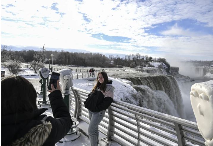 Ujëvara e Niagarës pothuajse e ngrirë (Video+Foto) Ujëvara e Niagarës pothuajse e ngrirë (Video+Foto)