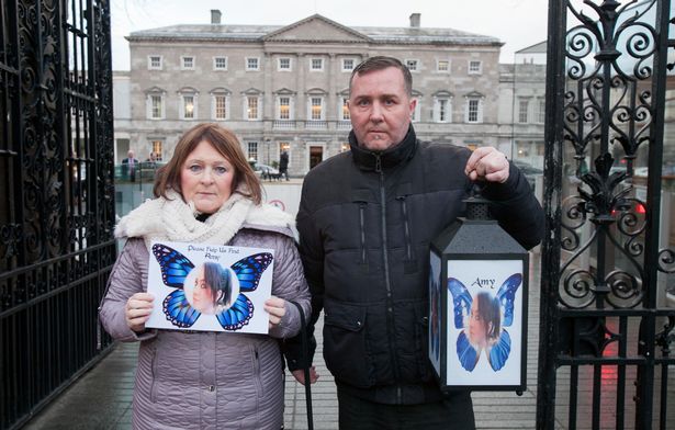 “Eshtrat e saj janë…”! E zhdukur prej 15 vitesh, tezja merr letrën rrëqethëse: I tregojnë se ku i kanë varrosur mbesën “Eshtrat e saj janë…”! E zhdukur prej 15 vitesh, tezja merr letrën rrëqethëse: I tregojnë se ku i kanë varrosur mbesën