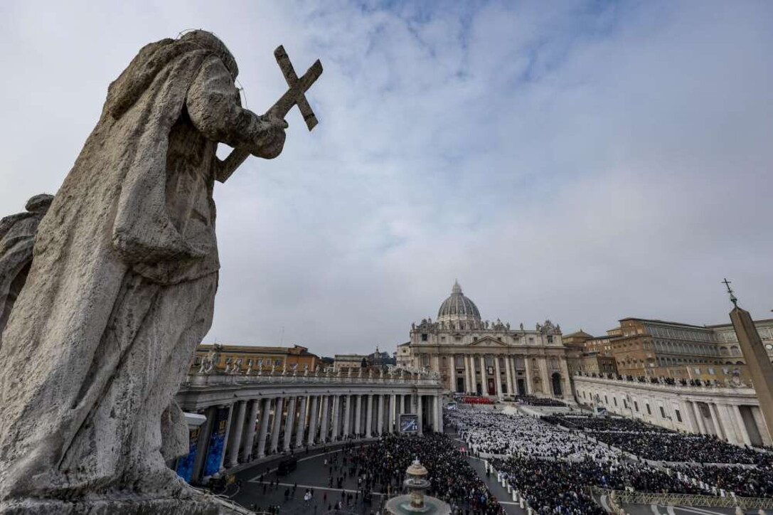 VIDEO/ Mbi 50 mijë besimtarë në San Pietro për funeralin e Papa Benedikti XVI. Turma: “I shenjtë menjëherë!”. Tradita, si varrosen Papët VIDEO/ Mbi 50 mijë besimtarë në San Pietro për funeralin e Papa Benedikti XVI. Turma: “I shenjtë menjëherë!”. Tradita, si varrosen Papët