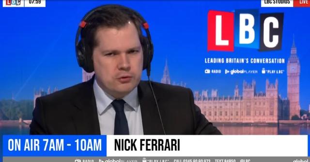 “T’i gjejmë e t’i nisim me autobus…”/ Gazetari përplaset me ministrin që ofendoi shqiptarët: Imagjinoni sikur t’ua thoshin këtë britanikëve “T’i gjejmë e t’i nisim me autobus…”/ Gazetari përplaset me ministrin që ofendoi shqiptarët: Imagjinoni sikur t’ua thoshin këtë britanikëve