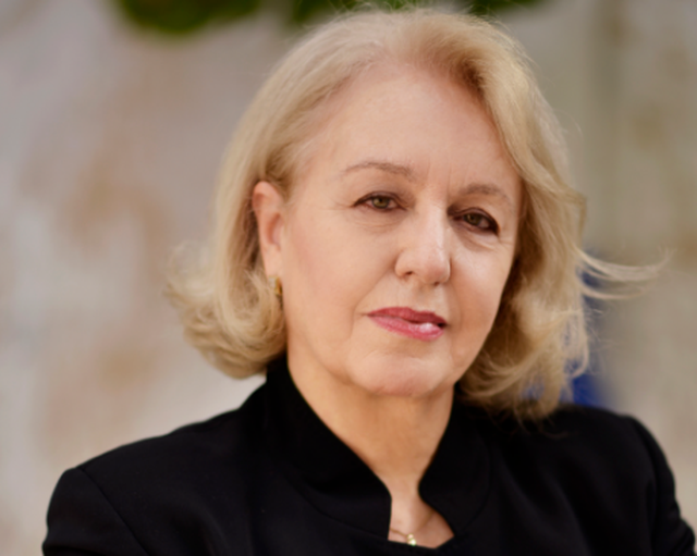 Dëshmia e rrallë e Vera Bekteshit: Kur isha e internuar në Berat, Sigurimi e thirri Spartak Ngjelën dhe duke e pyetur nëse dëshironte një raport me mua, ai i’u tha… Dëshmia e rrallë e Vera Bekteshit: Kur isha e internuar në Berat, Sigurimi e thirri Spartak Ngjelën dhe duke e pyetur nëse dëshironte një raport me mua, ai i’u tha…