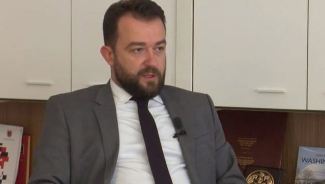 Shpërdoruan detyrën, arrestohet sekretari i përgjithshëm i Ministrisë së Financave dhe 2 drejtorë Shpërdoruan detyrën, arrestohet sekretari i përgjithshëm i Ministrisë së Financave dhe 2 drejtorë