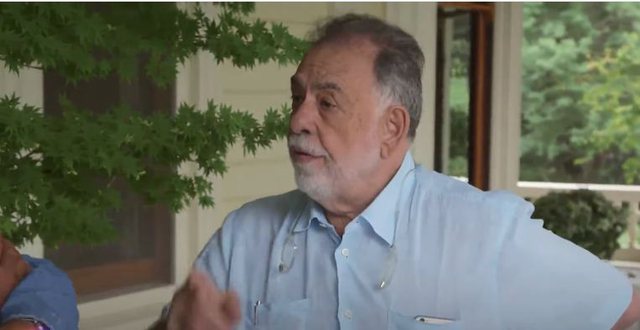 VIDEO/ Regjisori i “Kumbarit” përshëndet gazetarin në shqip: Mengjesi, kështu thoshte gjyshi im! VIDEO/ Regjisori i “Kumbarit” përshëndet gazetarin në shqip: Mengjesi, kështu thoshte gjyshi im!