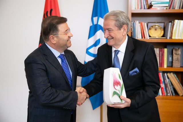 Mero Baze: Luizi dhe Ali Kilici i Maltepes së Stambollit, përballë SHBA Mero Baze: Luizi dhe Ali Kilici i Maltepes së Stambollit, përballë SHBA