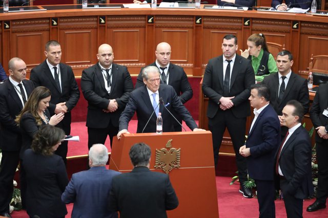 I biri thirret në SPAK për vrasjen e 26 personave, Berisha tërbohet në Kuvend: Rama ka bërë vrasje me pagesë o SKAP I biri thirret në SPAK për vrasjen e 26 personave, Berisha tërbohet në Kuvend: Rama ka bërë vrasje me pagesë o SKAP