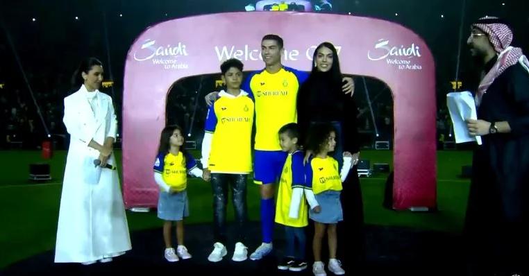 I mungonte vetëm shamia në kokë, Georgina bëhet “arabe” I mungonte vetëm shamia në kokë, Georgina bëhet “arabe”