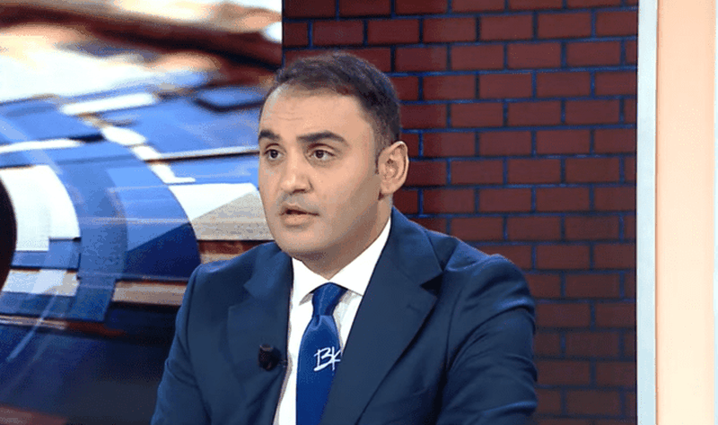 Po më ndodh për herë të parë në jetë”! Këlliçi habit LIVE në emision: Po më përgjojnë. Dikush që kam në tavolinë… Po më ndodh për herë të parë në jetë”! Këlliçi habit LIVE në emision: Po më përgjojnë. Dikush që kam në tavolinë…