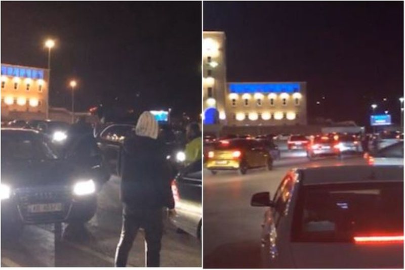 Qytetarët frikësohen nga lëkundjet e tërmetit, dhjetra persona marrin makinat dhe mbushin sheshin “Nënë Tereza” Qytetarët frikësohen nga lëkundjet e tërmetit, dhjetra persona marrin makinat dhe mbushin sheshin “Nënë Tereza”