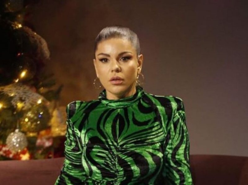 “Nuk kishte identitet, u krijua aty, rrinte si qofte, pa gojë, u shit si robot”! Dalina nuk kursehet fare ndaj banores së Big Brother VIP Albania: Ajo është një gabim televiziv! “Nuk kishte identitet, u krijua aty, rrinte si qofte, pa gojë, u shit si robot”! Dalina nuk kursehet fare ndaj banores së Big Brother VIP Albania: Ajo është një gabim televiziv!