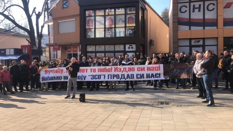 “Vuçiç na tradhtove”! Serbët protestë në Mitrovicë dhe Shterpcë: Ne duam vetëm paqe! “Vuçiç na tradhtove”! Serbët protestë në Mitrovicë dhe Shterpcë: Ne duam vetëm paqe!
