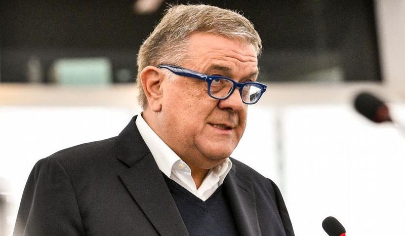 Thellohet skandali i korrupsionit në BE, ish-eurodeputeti italian bëhet bashkëpunëtor i drejtësisë dhe pranon të tregojë të vërtetën Thellohet skandali i korrupsionit në BE, ish-eurodeputeti italian bëhet bashkëpunëtor i drejtësisë dhe pranon të tregojë të vërtetën