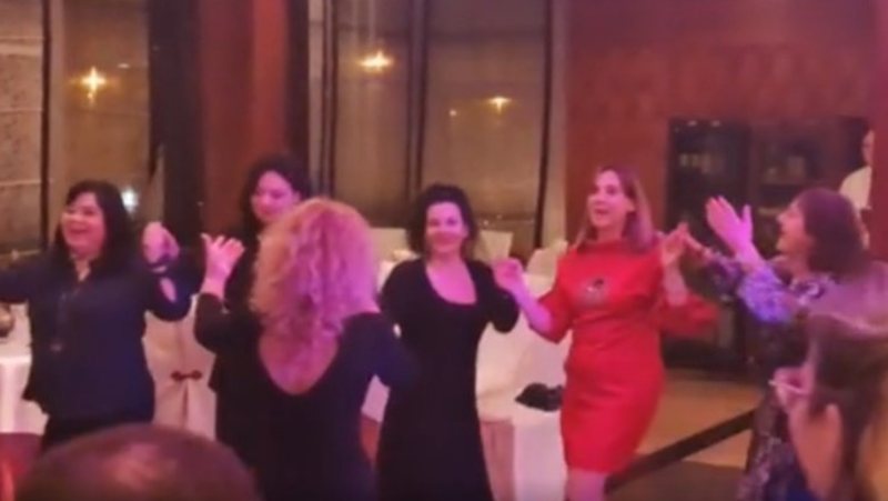 “O bukuria Elisa mos t’u prishtë”! Politikanët ia marrin valles në Shkodër, nuk mungon Agron Çelaj (Video) “O bukuria Elisa mos t’u prishtë”! Politikanët ia marrin valles në Shkodër, nuk mungon Agron Çelaj (Video)
