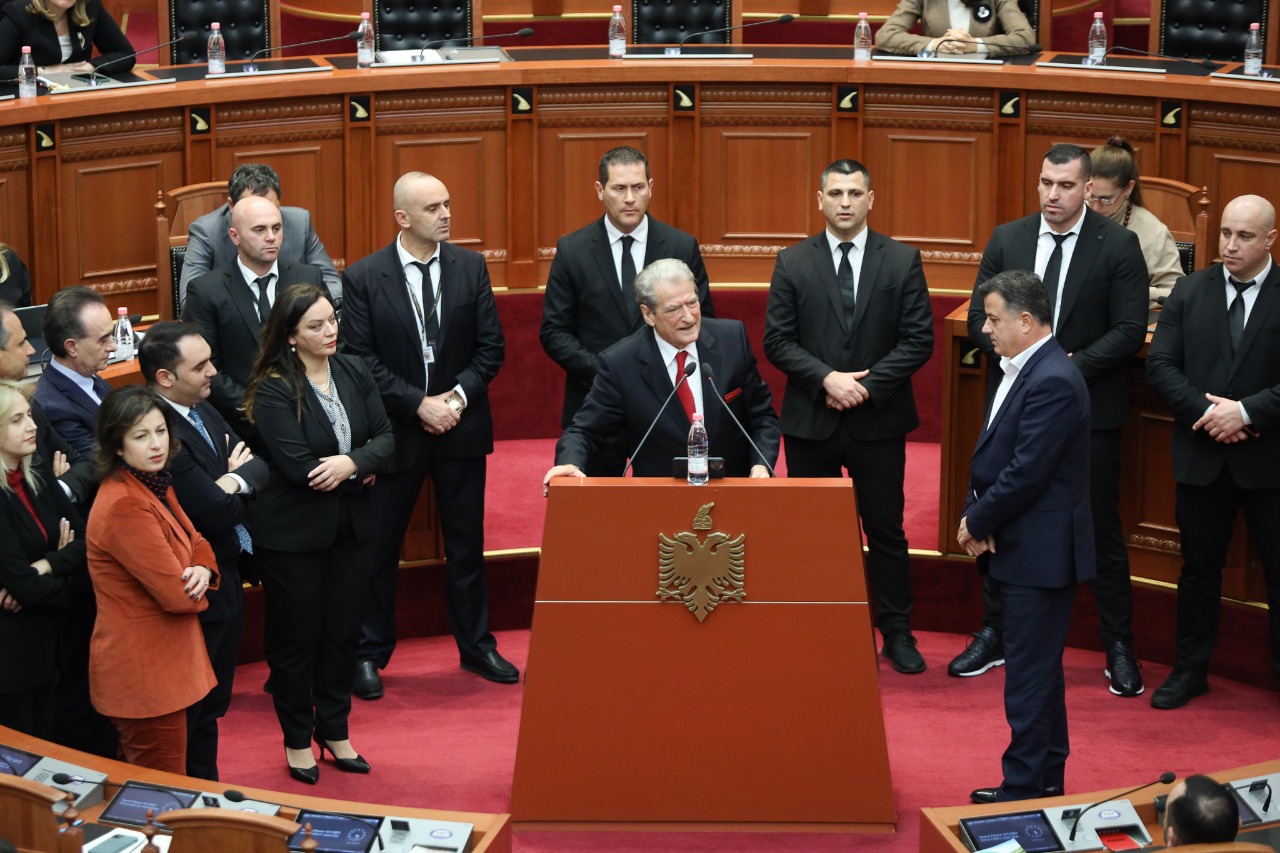 Noka, Këlliçi e Vokshi ‘roje nderi’ të Berishës në Kuvend! Çarë nuk u pa në sallë?! Noka, Këlliçi e Vokshi ‘roje nderi’ të Berishës në Kuvend! Çarë nuk u pa në sallë?!