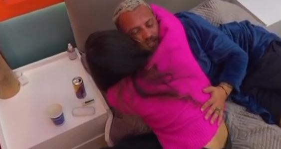 “Më mori malli për ty”! Luizi mban veshur robdeshambërin e Kiarës, ajo afrohet dhe e puth! “Më mori malli për ty”! Luizi mban veshur robdeshambërin e Kiarës, ajo afrohet dhe e puth!