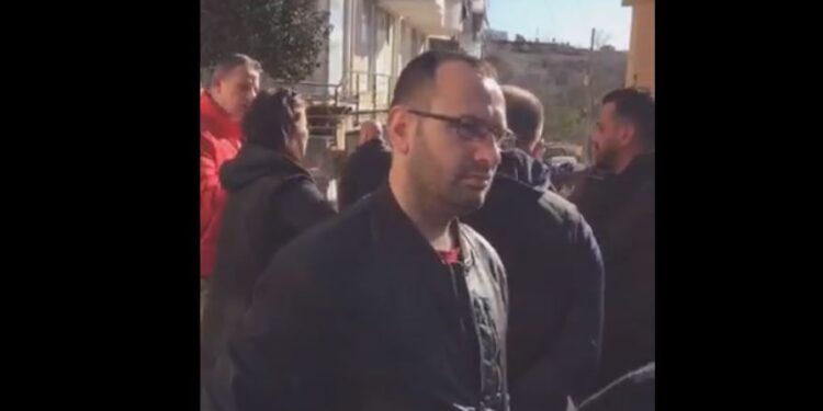 Banorët përzënë e i diskretitojnë Strazimirin dhe Vokshin: Largohuni se me këto që bëni asnjë votë nuk merrni megjthëse jemi demokratë! Ta kishit bërë ju rrugën kur e kishit bashkinë Banorët përzënë e i diskretitojnë Strazimirin dhe Vokshin: Largohuni se me këto që bëni asnjë votë nuk merrni megjthëse jemi demokratë! Ta kishit bërë ju rrugën kur e kishit bashkinë