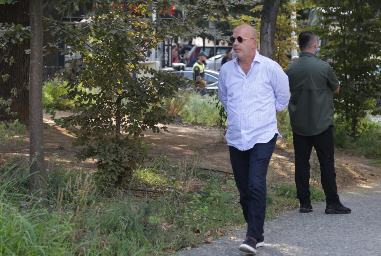 Dhunohet drejtori i OSHEE Adrian Çela në parkingun e një qendre tregtare Dhunohet drejtori i OSHEE Adrian Çela në parkingun e një qendre tregtare