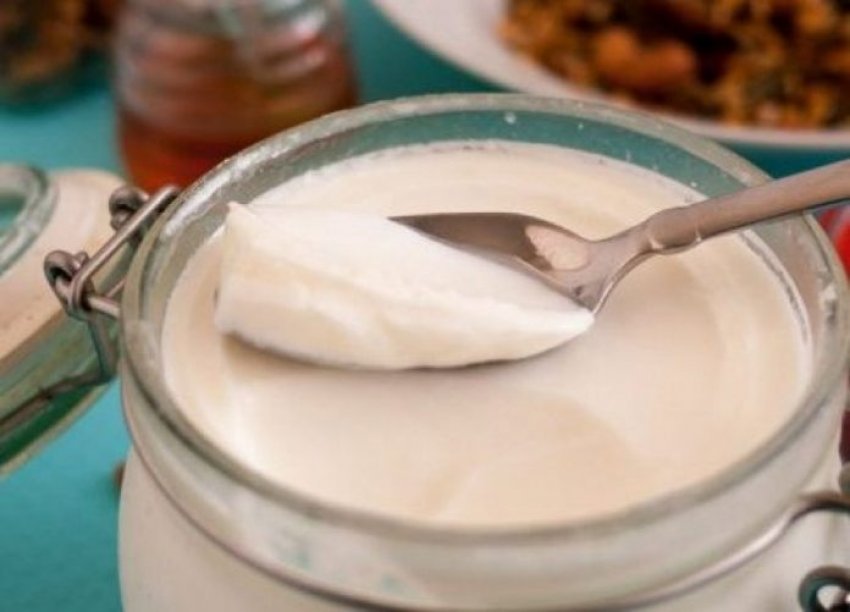 Prova me qumështin e fshatit për ta bërë kos me farë kosi industrial, zbulon përdorimin e kimikateve të rrezikshme Prova me qumështin e fshatit për ta bërë kos me farë kosi industrial, zbulon përdorimin e kimikateve të rrezikshme