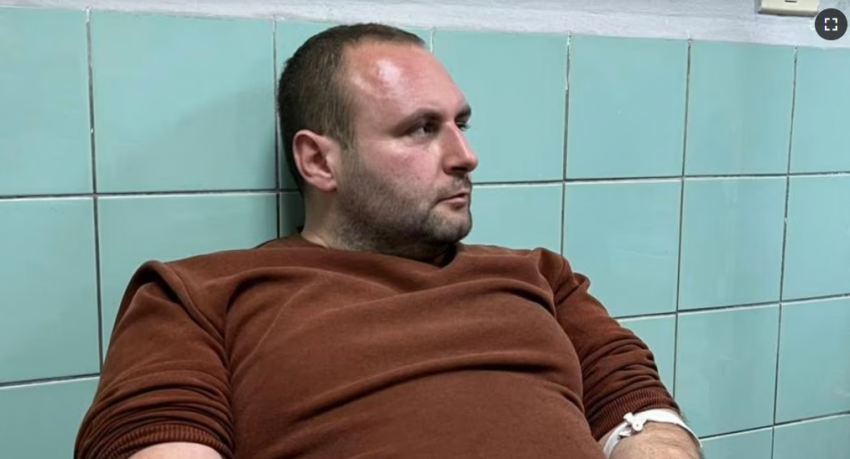 SKANDAL/ Disa banditë dhunojnë gazetarin dhe bashkëshorten e tij për shkak të detyrës SKANDAL/ Disa banditë dhunojnë gazetarin dhe bashkëshorten e tij për shkak të detyrës