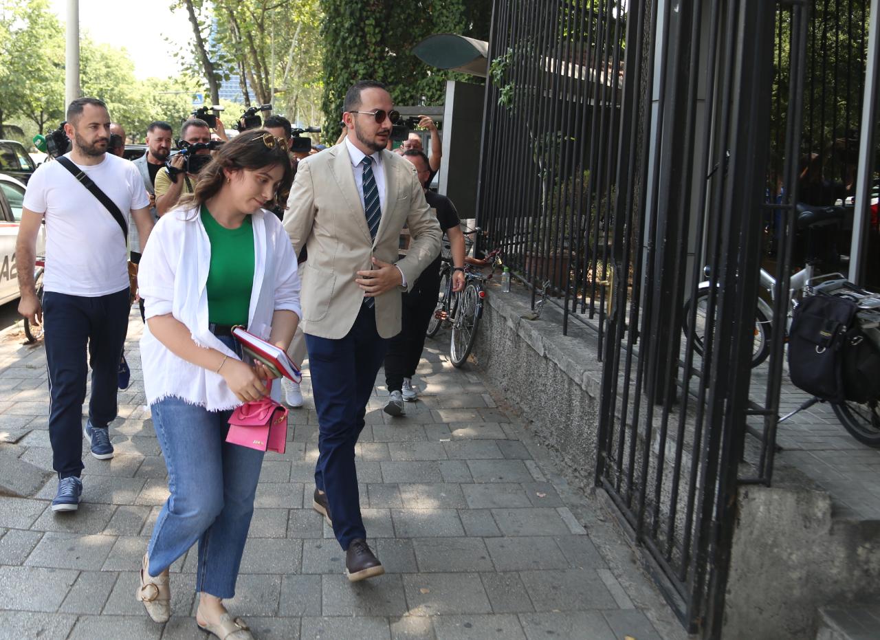 I dënuar me burg por gjykata i shtyn pafundësisht vendimin, Ervin Salianji për momentin mbetet jashtë qelisë I dënuar me burg por gjykata i shtyn pafundësisht vendimin, Ervin Salianji për momentin mbetet jashtë qelisë