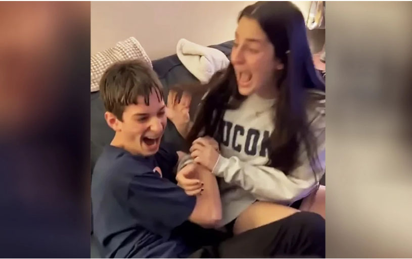 Video/ SHBA, adoleshenti me paralizë cerebrale mëson se është pranuar në Harvard… dhe çmendet nga gëzimi. Bëhet virale reagimi i 17-vjeçarit dhe motrës së tij