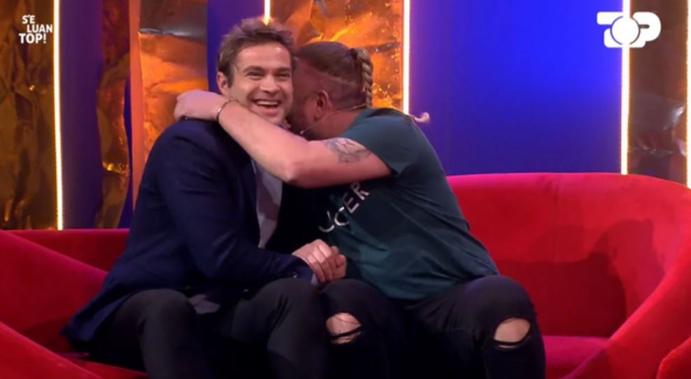 Përqafimet e ngrohta në studio! Rrëfimi ekskluziv i Ilirit dhe Sabianit pse patën qefmbetje mes tyre Përqafimet e ngrohta në studio! Rrëfimi ekskluziv i Ilirit dhe Sabianit pse patën qefmbetje mes tyre