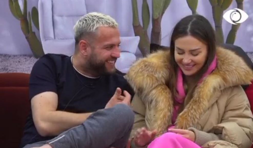 Çfarë ndjeve kur të putha? Luizi ngacmon Kiarën Çfarë ndjeve kur të putha? Luizi ngacmon Kiarën