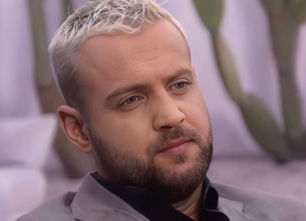 Flet shoku i Luizit: Ai bënte gjithçka, kamarier, banakier, menaxher. Ai aty nisi të këndonte… Flet shoku i Luizit: Ai bënte gjithçka, kamarier, banakier, menaxher. Ai aty nisi të këndonte…