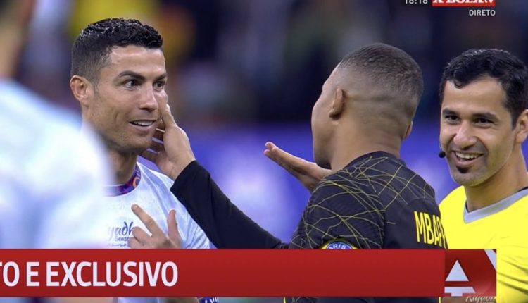 VIDEO/ Takim me idhullin! Mbape prek Ronaldon për t’i kontrolluar shenjën në fytyrë, afrimiteti që nuk e pati kurrë me Mesin VIDEO/ Takim me idhullin! Mbape prek Ronaldon për t’i kontrolluar shenjën në fytyrë, afrimiteti që nuk e pati kurrë me Mesin