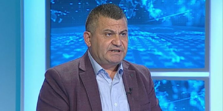 Profesori që promovon dhunën… për tu “rregulluar” shqiptarët: Pa dru ketu nuk behet! Profesori që promovon dhunën… për tu “rregulluar” shqiptarët: Pa dru ketu nuk behet!