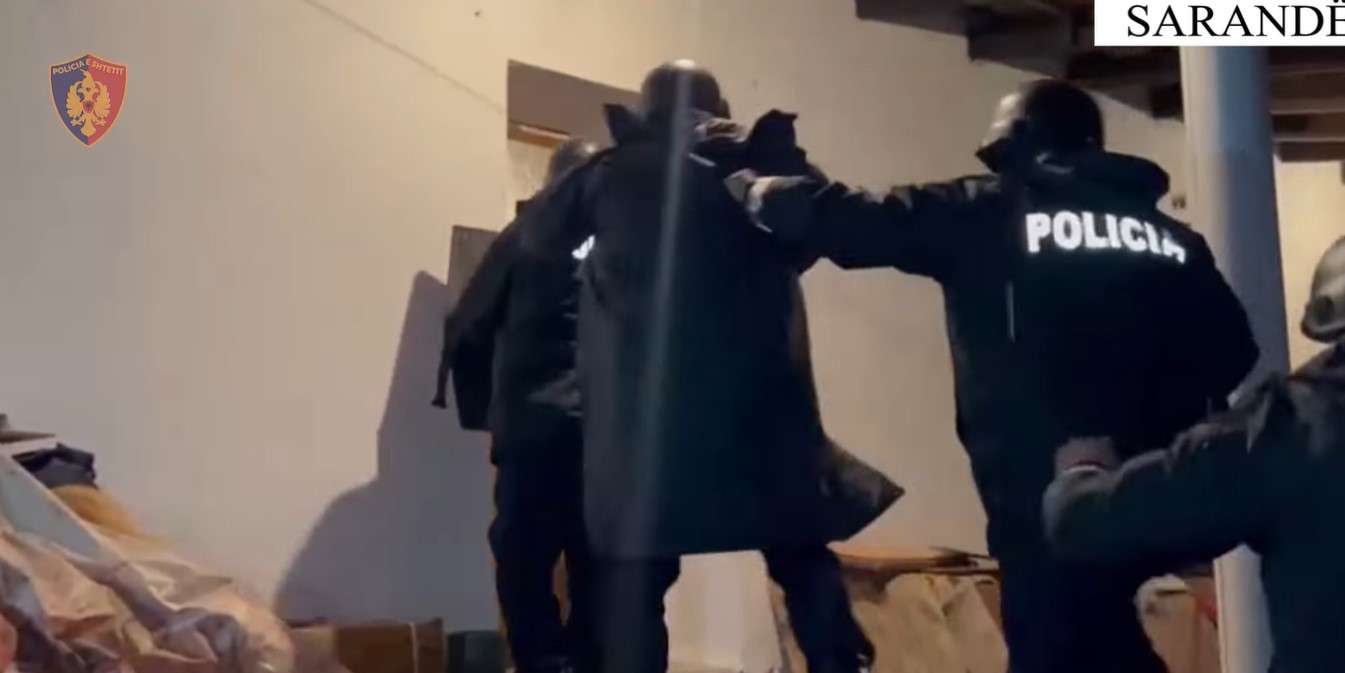 Zbuluan lidhjen intime me vajzën, mësohet arsyeja e marrjes dhunimit dhe marrjes peng të Gentian Omerit Zbuluan lidhjen intime me vajzën, mësohet arsyeja e marrjes dhunimit dhe marrjes peng të Gentian Omerit