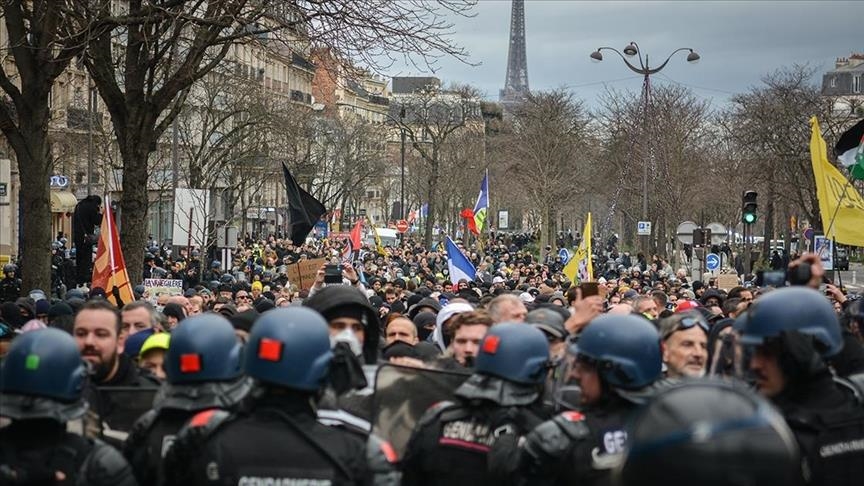 “Dridhen” rrugët e Francës! 1 milion punëtorë protestojnë kundër reformës për pensionet, fillojnë përleshjet e para me policinë