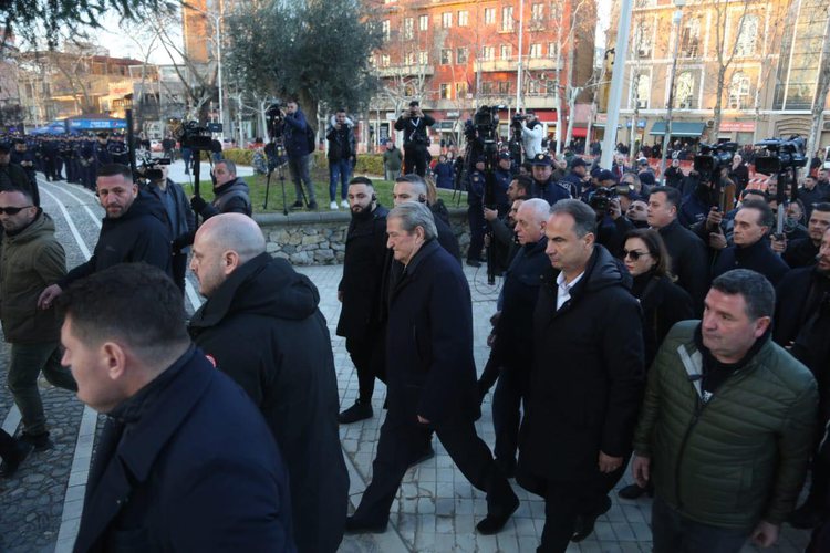 “Kanë mbetur vetëm debilat”, moderatori demokrat shpërthen ndaj opozitës: Kështu doni ta merrni pushtetin? “Kanë mbetur vetëm debilat”, moderatori demokrat shpërthen ndaj opozitës: Kështu doni ta merrni pushtetin?