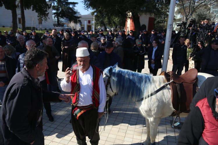 Bilanci i Berishës: Deri më sot kemi një flamur të Vorio Epirit dhe një kalë blu
