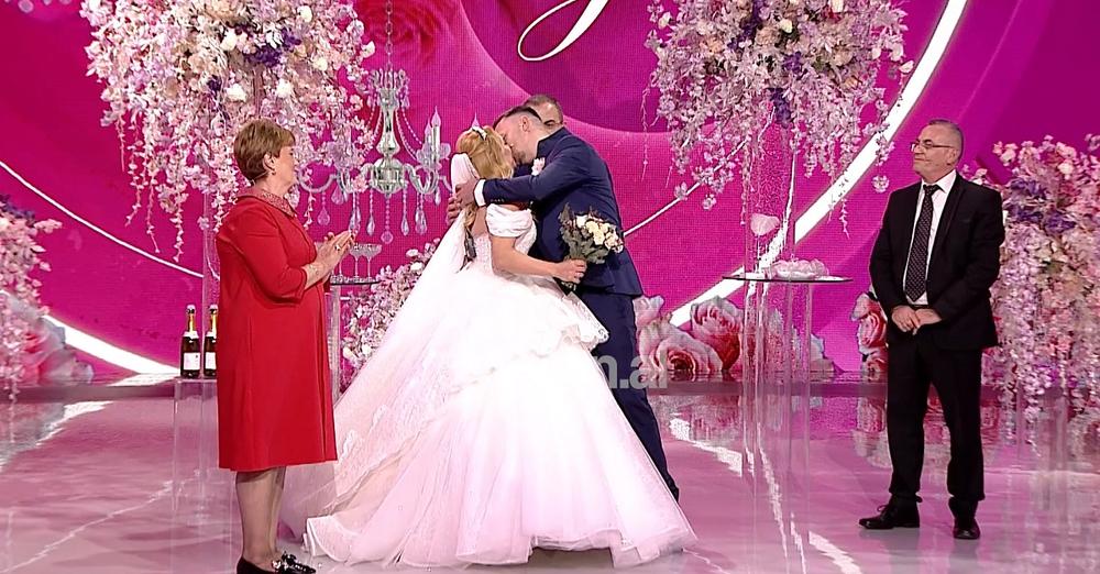 Dasmë për Shën Valentin! Ergisi dhe Adriana nga Rumania martohen në studio Dasmë për Shën Valentin! Ergisi dhe Adriana nga Rumania martohen në studio