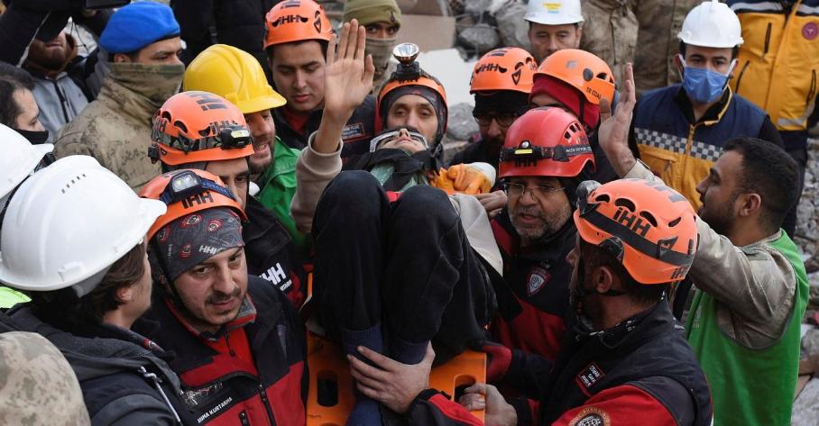 129 orë në rrënoja, ekipet e shpëtimit nxjerrin të gjallë 5 anëtarë të një familje 129 orë në rrënoja, ekipet e shpëtimit nxjerrin të gjallë 5 anëtarë të një familje