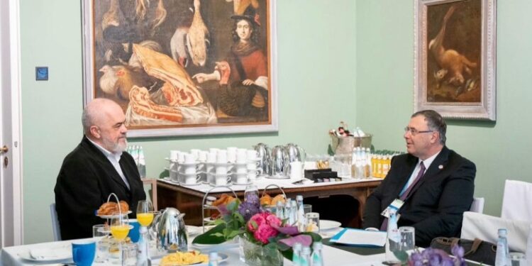 Kryeministri Rama takon shefin e ‘Total Energy Group’: Folëm për investimet e kolosit francez të energjisë në Shqipëri Kryeministri Rama takon shefin e ‘Total Energy Group’: Folëm për investimet e kolosit francez të energjisë në Shqipëri