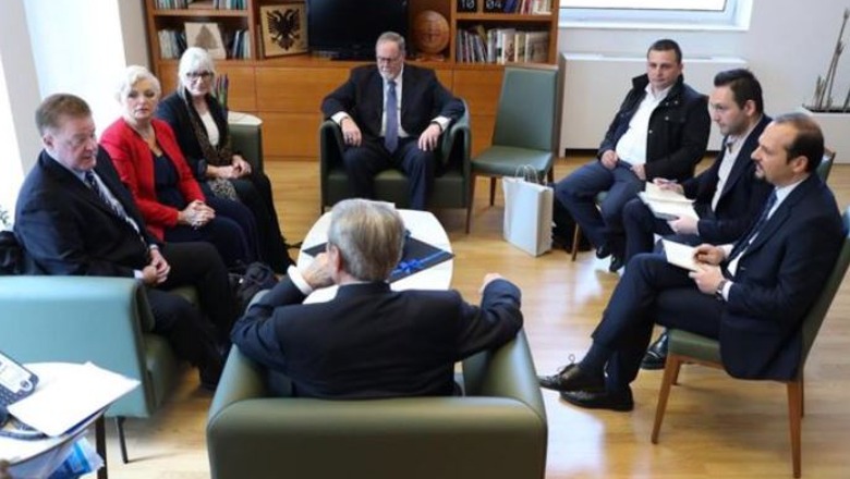 Kushëriri i Duçkës i çon në takim një shkrimtar amerikan, Berisha fluturon nga gëzimi