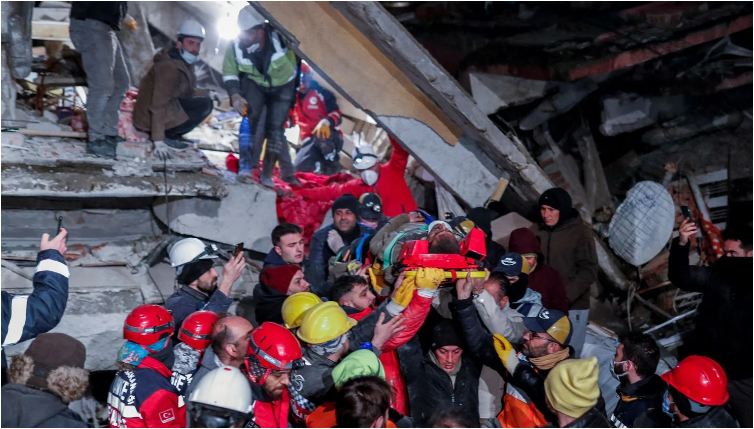 “Unë jam përgjithmonë borxhliu i juaj”! Atë e bijë nxirren të gjallë nga rrënojat pas 6 ditësh dhe burri kërkon t’i nxjerrin gruan “Unë jam përgjithmonë borxhliu i juaj”! Atë e bijë nxirren të gjallë nga rrënojat pas 6 ditësh dhe burri kërkon t’i nxjerrin gruan