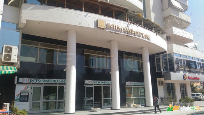 Intesa Sanpaolo Bank planifikon vjedhjen e radhës me komisionet, Banka e Shqipërisë hesht ose ndan fitimet