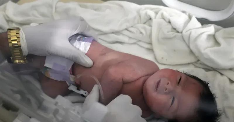 Foshnja më e kërkuara në botë e momentit! Lindi nën rrënojat e tërmetit, e tmerrshme ajo çfarë është tentuar të bëhet ndaj vogëlushes në spital