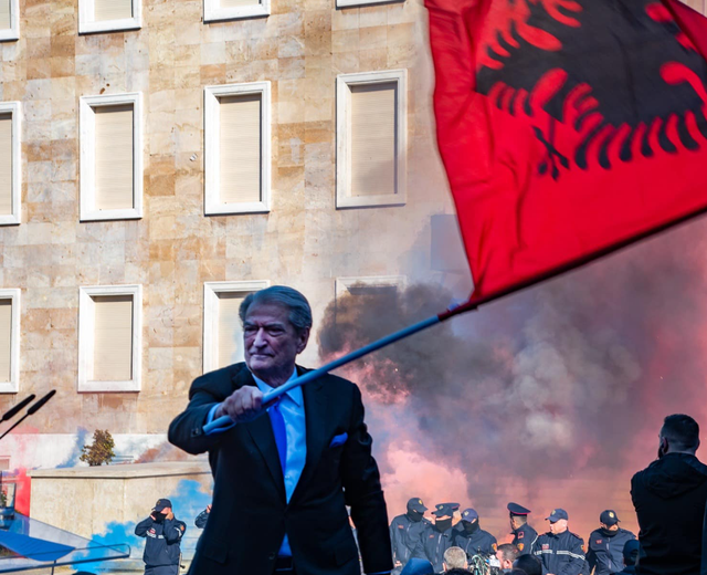 Erdhën, panë, ikën Erdhën, panë, ikën