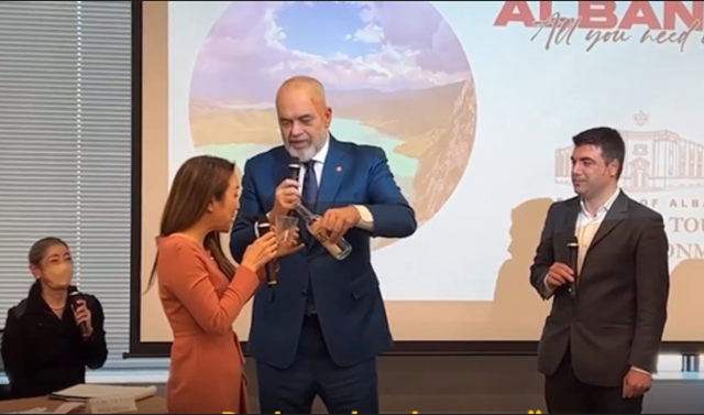 VIDEO/ Rama qeras me raki zyrtaren japoneze: Mos pi shumë! Prisni pak dhe për tre minuta do telefononi bashkëshortin